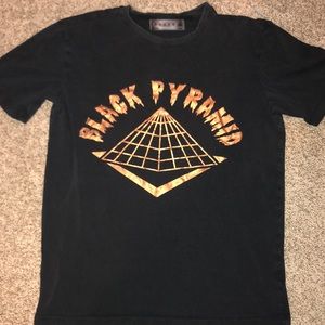Black pyramid graphic T
